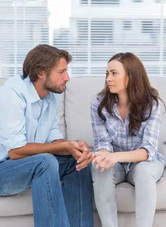 pareja hablando sentados en el sofá pareja hablando sentados en el sofá