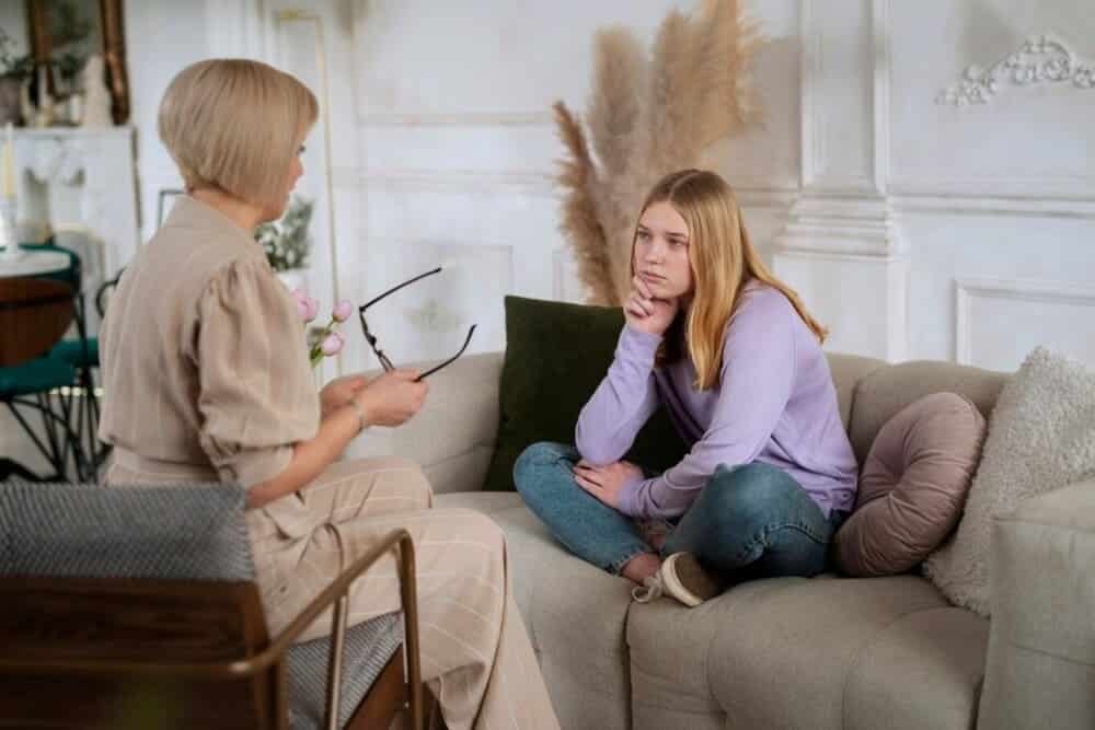 joven adolescente hablando con psicóloga