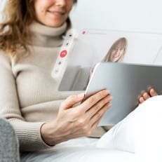 mujer haciendo terapia por video