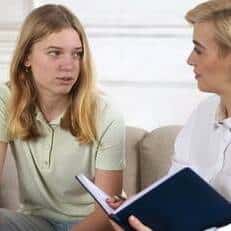 chica joven adolescente hablando terapeuta
