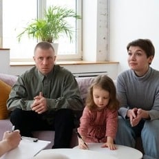 miembros familia hija pequeña hablando terapeuta