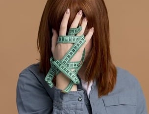 mujer trastorno alimentario que tiene problemas peso