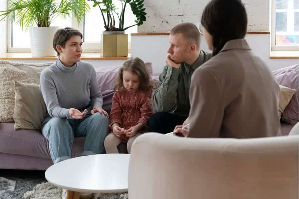 padres e hija hablando psicóloga