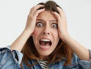 chica gritando desesperación pánico