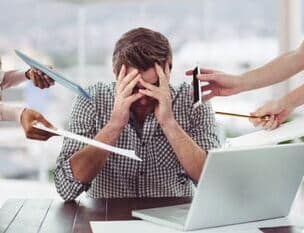 hombre muy estresado en el trabajo