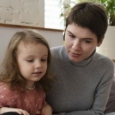 madre e hija hablando psicólogo