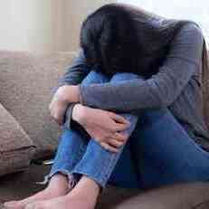 emocional joven estaba deprimida sofá