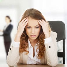 mujer preocupada con las manos en la cabeza