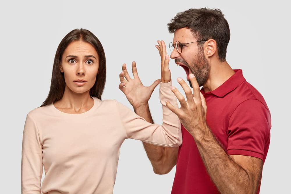 mujer callando a hombre con ira enfadado